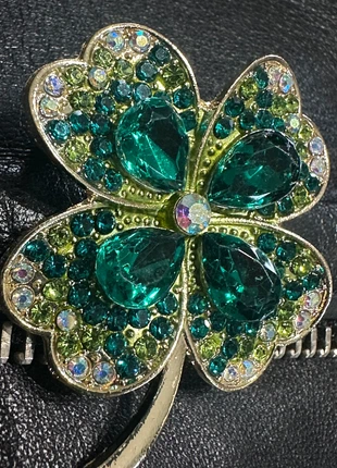 Broche trèfle à quatre feuilles dorée et strass verts 💚🍀, merk: Tendance, staat: Heel goed, € 17,00, € 18,55 inclusief Kopersbescherming Pro