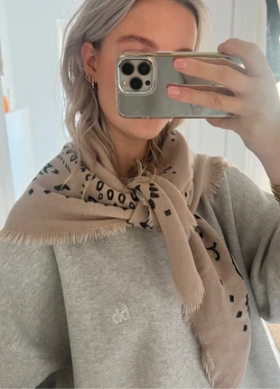 Triangle scarf, merk: vinted, staat: Nieuw zonder prijskaartje, € 45,00, € 47,95 inclusief Kopersbescherming
