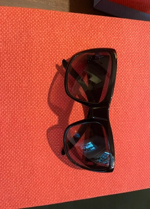 Zwarte zonnebril, staat: Heel goed, € 2,00, € 2,80 inclusief Kopersbescherming