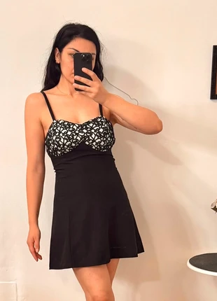 Abito corto nero con corpetto ricamato - taglia 42, merk: LOOK, staat: Heel goed, maat: M / 38 / 10, € 16,00, € 17,50 inclusief Kopersbescherming