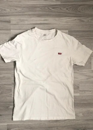 T-shirt Levi’s Standard Fit, marque: Levi's, état: Très bon état, taille: S, 4,99 €, 5,94 € Protection acheteurs incluse