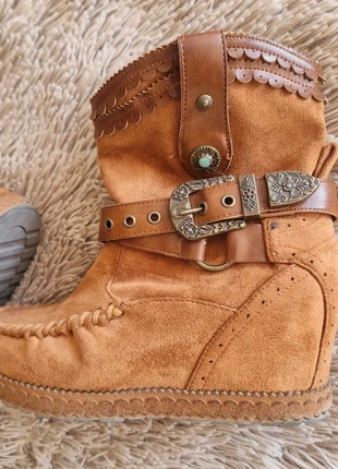 Beautiful Bohemian Hippie Camel Tan Suede Wedge Low Boots with Buckles, marque: MELISSA, état: Très bon état, taille: 36, 39,00 €, 41,65 € Protection acheteurs incluse