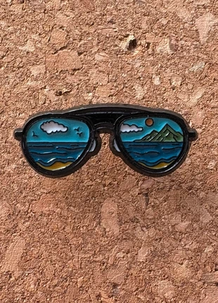 V. Pin’s Lunette de voyage en mer - voyage - accessoire, marque: Pin’s Voyage, état: Très bon état, 2,76 €, 3,60 € Protection acheteurs (Pro) incluse