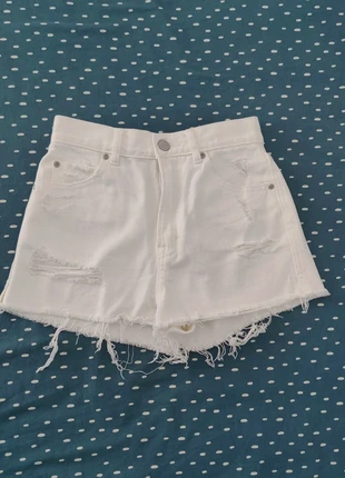 🪷 Short vaquero blanco con rotos tiro alto Pull and Bear XS 34 🪷 Short en jean blanc taille haute, merk: Pull & Bear, staat: Heel goed, maat: XS / 34 / 6, € 7,00, € 8,05 inclusief Kopersbescherming