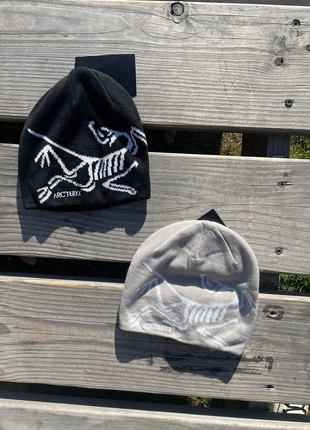 Lot de 2 Bonnet Arc’teryx -Noir et gris, brand: Arc'teryx, condition: New without tags, size: One size, €35.00, €37.45 includes Buyer Protection