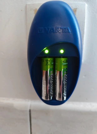 Chargeur de pile Varta avec 2 piles offerte., brand: VARTA, condizioni: Ottime, €5.00, €5.95 include la Protezione acquisti
