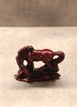 Statua cavallo in resina rossa decorativa, merk: Artigiano, staat: Als nieuw, € 5,00, € 5,95 inclusief Kopersbescherming