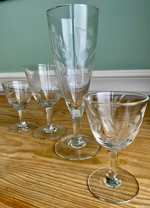 Lot de Verres à Pied Vintage Gravés Style ' - Parfaits pour Compléter une Collection, zustand: Sehr gut, 5,00 €, 5,95 € inklusive Vinted-Käuferschutz