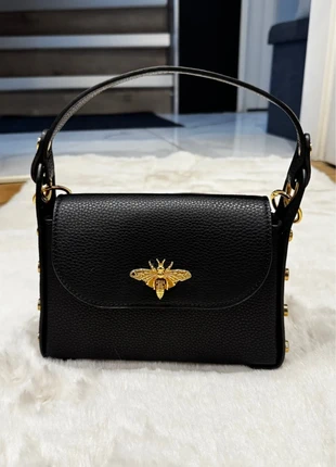 Black Crossbody Bag with Gold Bee Detail – Like New, état: Neuf sans étiquette, 60,00 €, 63,70 € Protection acheteurs incluse