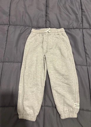 Survêtement Zara enfant excellent état, marke: Zara, zustand: Sehr gut, größe: 4 Jahre / 104, 3,00 €, 3,85 € inklusive Vinted-Käuferschutz