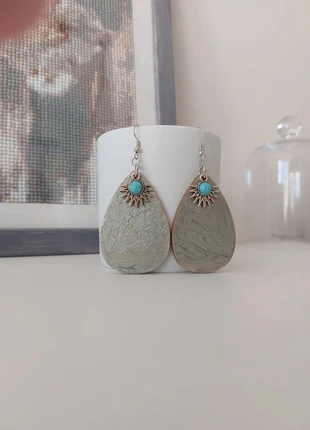 Boucles d'oreilles bois peint gris métallisé, marque: Fabrication Artisanale, état: Neuf sans étiquette, 7,00 €, 8,05 € Protection acheteurs incluse