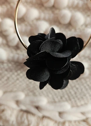 Boucles d’oreilles créoles fleur 3D dorées & noire 🌸, marque: creajoli, état: Neuf sans étiquette, 10,00 €, 11,20 € Protection acheteurs incluse