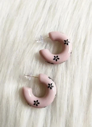 Boucles d'oreilles créoles fleurs vieux rose petites anneaux résine acrylique style rétro chic, état: Neuf avec étiquette, 6,00 €, 7,00 € Protection acheteurs incluse