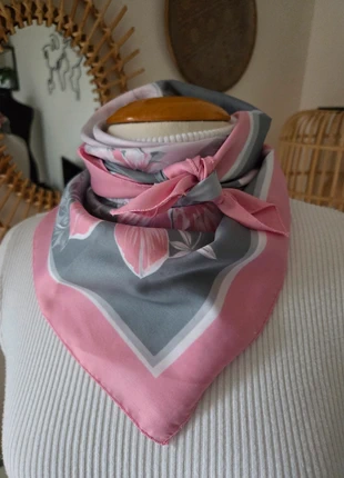 Foulard carré vintage 75x75 cm rose et gris à motifs fleurs romantiques, merk: SAINT HILAIRE, staat: Heel goed, € 6,00, € 7,00 inclusief Kopersbescherming Pro