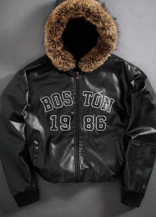 streetwear Y2K Dressing Giacca bomber  nera in pelle con cappuccio e pelliccia, marca: y2k, estado: Novo sem etiquetas, tamanho: M, €75.00, €79.45 inclui Proteção do Comprador