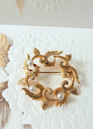 Prachtige  vintage  broche  met parels, merk: Vintage, staat: Heel goed, € 8,95, € 10,10 inclusief Kopersbescherming
