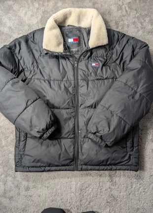 Doudoune Tommy Hilfiger noir avec fourrure sur le col taille S noir en très bon état, marca: Tommy Hilfiger, estado: Muy bueno, tamaño: S, 24,90 €, 26,85 € Protección al comprador incluida