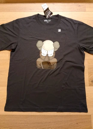 T-shirt Kaws x Uniqlo Tokyo first dark grey XL neuf, brand: Uniqlo, condition: New with tags, size: XL, €44.50, €47.43 includes Buyer Protection