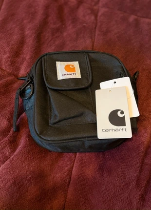 Sacoche noire à bandoulière avec sangle de suspension, marque: Carhartt WIP X Stüssy, état: Neuf sans étiquette, 19,00 €, 20,65 € Protection acheteurs incluse