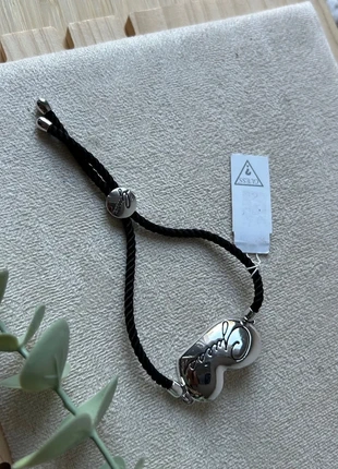 Bracelet Guess noir et argent – Cordon ajustable, merk: GUESS, staat: Heel goed, € 25,00, € 26,95 inclusief Kopersbescherming