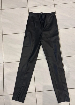 Pantalon femme noir similicuir Zara en très bon état taille 36/S, marke: Zara, zustand: Sehr gut, größe: S / 36 / 8, 10,00 €, 11,20 € inklusive Vinted-Käuferschutz