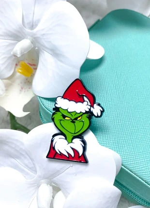 Pin Grinch 🎁 | Broche Festive, marque: The Grinch, état: Neuf sans étiquette, 5,49 €, 6,46 € Protection acheteurs incluse