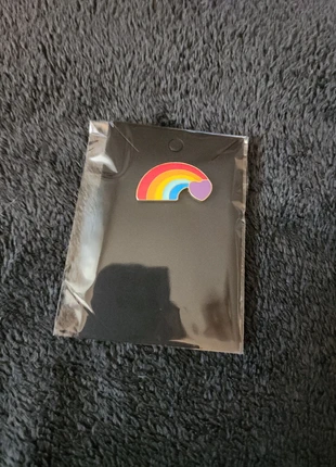 Pin’s arc-en-ciel, merk: Rainbow, staat: Nieuw met prijskaartje, € 2,50, € 3,33 inclusief Kopersbescherming