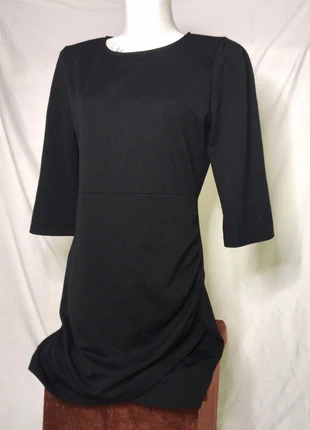 Vestido negro con detalle lateral, mangas 3/4, brand: Zohoha, condizioni: Ottime, taglia: L / IT 44 / EU 40, €10.00, €11.20 include la Protezione acquisti