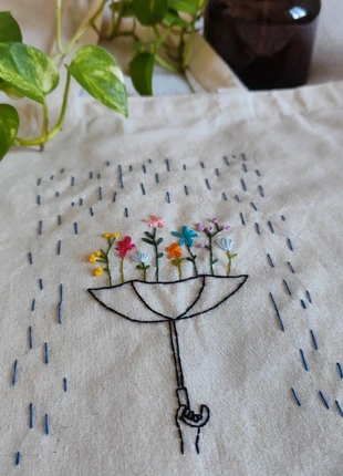 Borsa Tote Ricamata a Mano "Fiori Sotto la Pioggia", marque: Mano, état: Neuf sans étiquette, 23,99 €, 25,89 € Protection acheteurs incluse