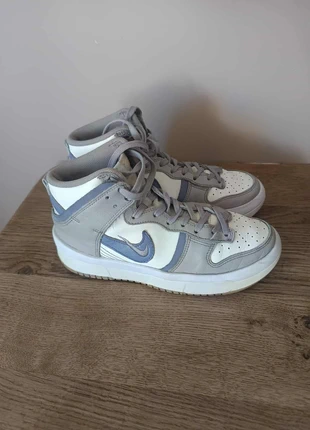 Basket Nike Dunk high blanche et violette taille 37.5, marque: Nike, état: Très bon état, taille: 37.5, 10,00 €, 11,20 € Protection acheteurs incluse