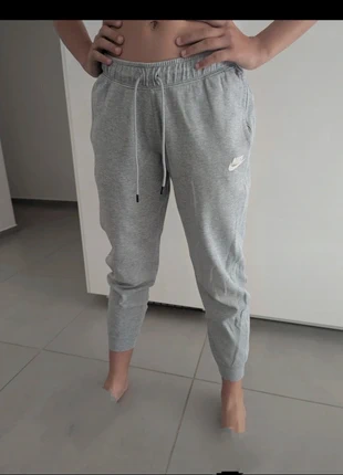 Jogging essential gris court Nike, marque: Nike, état: Très bon état, taille: S / 36 / 8, 12,00 €, 13,30 € Protection acheteurs incluse