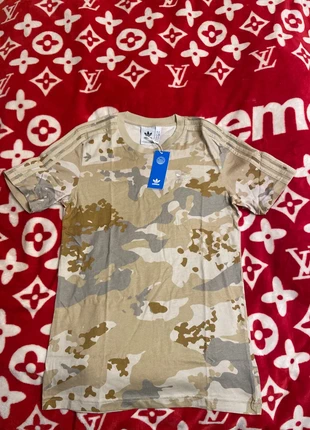 Adidas T-shirt Camouflage XS, marque: adidas, état: Neuf avec étiquette, taille: XS, 10,00 €, 11,20 € Protection acheteurs incluse