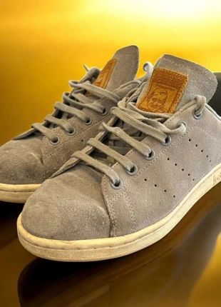 Adidas Stan Smith Suede édition limitée (Endorsed by Shadrach Kabango)- 37⅓, marque: adidas, état: Bon état, taille: 37.5, 22,00 €, 23,80 € Protection acheteurs incluse