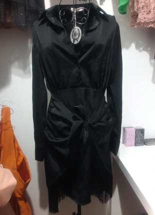 🖤 Robe chemise noire satinée à nœud et franges T.S neuve étiquette 🖤, merk: ELENZA By L&L, staat: Nieuw met prijskaartje, maat: S / 36 / 8, € 16,90, € 18,45 inclusief Kopersbescherming