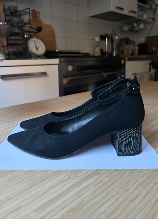 Scarpe in pelle scamosciata a punta con tacco con brillantini, merk: De Caro Calzature, staat: Heel goed, maat: 38, € 5,99, € 6,99 inclusief Kopersbescherming