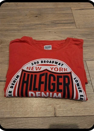 T-shirt Tommy Hilfiger - Taille L - Rouge, marke: Tommy Hilfiger, zustand: Sehr gut, größe: L, 8,00 €, 9,10 € inklusive Vinted-Käuferschutz