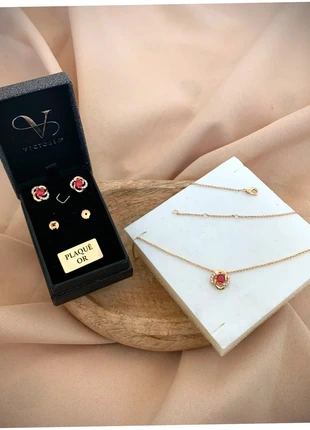 Ensemble de parure fleur montée d’une pierre rouge rubis tout en plaqué or 750/1000 victoria, brand: Victoria, condizioni: Nuovo senza cartellino, €89.00, €94.15 include la Protezione acquisti
