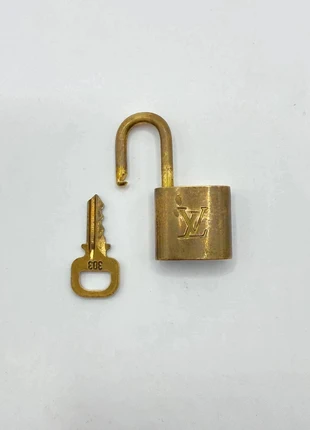 Cadenas Louis Vuitton + clé / padlock – accessoire iconique, merk: Louis Vuitton, staat: Heel goed, € 34,90, € 37,35 inclusief Kopersbescherming