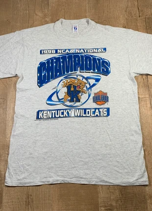 Teeshirt / Logo 7 Kentucky Wildcats Champions 1998 / XL / 57×80cm / ’98 victory drip / 0557, marque: Logo 7, état: Bon état, taille: XL, 12,00 €, 13,30 € Protection acheteurs (Pro) incluse