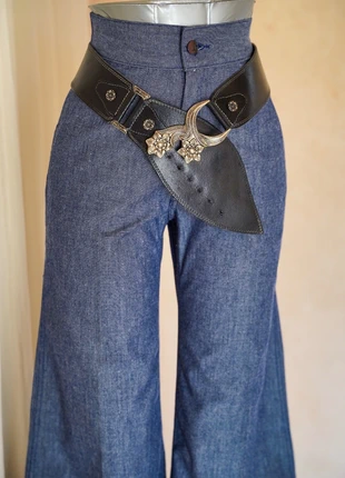 Large ceinture cuir noire et ornement argent made in France- 80/90s statement asymetric leather belt, brand: Vintage Dressing, condizioni: Ottime, taglia: 85 cm, €20.00, €21.70 include la Protezione acquisti