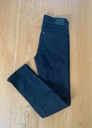 Jean Lévis 712 slim noir W28 L32, marque: Levi's, état: Très bon état, taille: S / 36 / 8, 25,00 €, 26,95 € Protection acheteurs (Pro) incluse