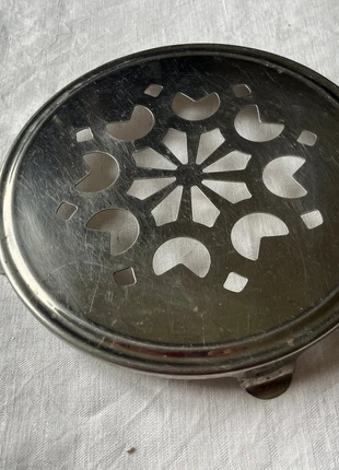 Dessous de plat rond en métal, marca: Inconnu, estado: Bom, €1.50, €2.28 inclui Proteção do Comprador