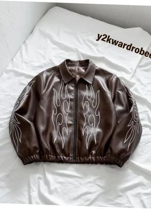 Blouson court marron en similicuir style Racing/Y2K à flammes blanches, brand: friperie, condizioni: Ottime, taglia: M / IT 42 / EU 38, €55.90, €59.40 include la Protezione acquisti