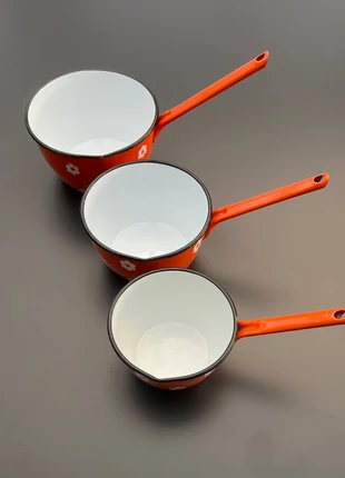 Lot de 3 casseroles émaillées orange à fleurs Années 70 (Ø 14 / 16 / 18), marke: Vintage Boutique, zustand: Sehr gut, 40,00 €, 42,70 € inklusive Vinted-Käuferschutz