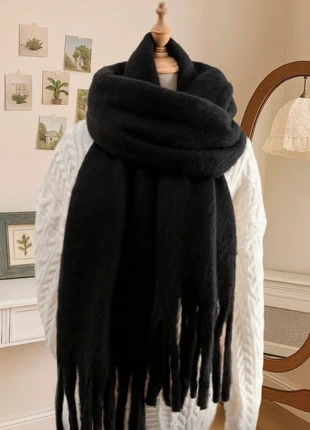 Écharpe noire XXL à franges – old money, dark academia, pinterest chic, merk: Aesthetic, staat: Heel goed, € 16,90, € 18,45 inclusief Kopersbescherming