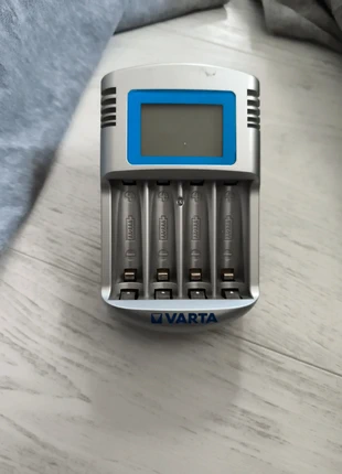 Chargeur piles rechargeables varta, brand: VARTA, condizioni: Ottime, €4.00, €4.90 include la Protezione acquisti
