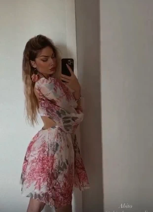 Abito cerimonia motivo floreale con schiena scoperta, marca: CHC-Shoes, estado: Muito bom, tamanho: S / 36 / 8, €20.00, €21.70 inclui Proteção do Comprador