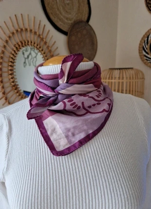 Carré foulard vintage ancien en soie rose / violet à motifs Musée des tissus de Lyon, merk: Vintage, staat: Heel goed, € 5,00, € 5,95 inclusief Kopersbescherming Pro