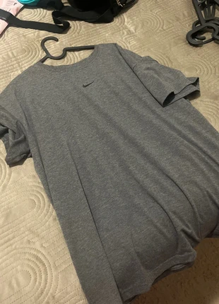 T-shirt nike, merk: Nike, staat: Goed, maat: L, € 5,00, € 5,95 inclusief Kopersbescherming