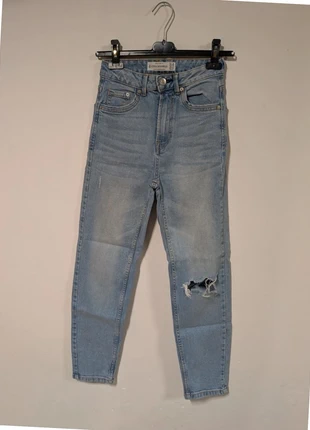Jean Stradivarius Mom Slim Fit déchiré taille 34, marke: Stradivarius, zustand: Sehr gut, größe: XS / 34 / 6, 12,99 €, 14,34 € inklusive Vinted-Käuferschutz